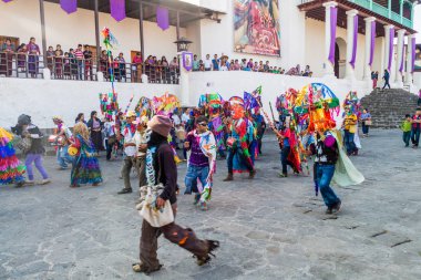 Santiago Atitlan, Guatemala - 24 Mart 2016: Yerli halkın önünde Santiago Atitlan kilisede renkli giysiler içinde.