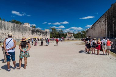Chichen Itza, Meksika - 26 Şubat 2016: Turist kalabalığından arkeolojik sit Chichen Itza büyük top oyunu sarayda ziyaret edin.