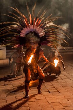 Chichen Itza, Meksika - 25 Şubat 2016: Yerli Maya dansçı performans Chichen Itza ruins yakınındaki.