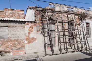 Camagüey, Cuba ortasında bina Dilipitated
