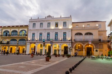 Havana, Küba - 22 Şubat 2016: Eski sömürge binaları Plaza Vieja Meydanı Havana Vieja '
