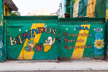 Havana, Küba - 23 Şubat 2016: Havana'da bir tarımsal pazar kapısı. O says: hoş geldiniz. Tarımsal pazar Kooperatifi.