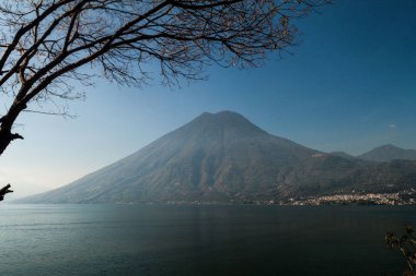 Atitlan göl ve San Pedro yanardağ, Guatemala
