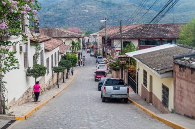 Copan Ruinas, Honduras - 12 Nisan 2016: Arnavut kaldırımlı sokakları Copan Ruinas Köyü.