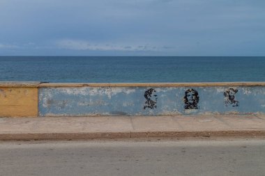 Gibara Köyü, Küba Waterfront. Julio Antonio Mella, Che Guevara ve Camilo Cienfuegos portreleri.