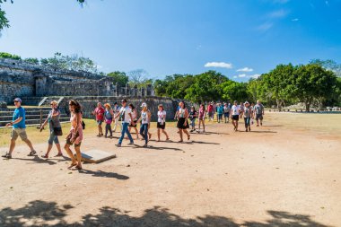 Chichen Itza, Meksika - 26 Şubat 2016: Turist arkeolojik sit Chichen Itza, Grup.