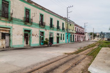 Matanzas, Cuba - 16 Şubat 2016: Street ve bir demiryolu köprüsü Matanzas, Küba'da
