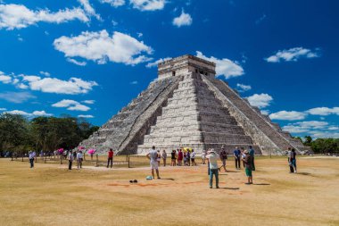 Chichen Itza, Meksika - 26 Şubat 2016: Turist kalabalığından arkeolojik sit Chichen Itza, tüylü yılan piramit ziyaret edin.