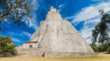 Antik Maya kentin Uxmal, Meksika sihirbaz (Piramide del adivino) Piramidi