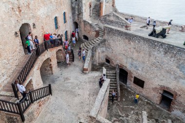Santiago De Cuba, Cuba - 1 Şubat 2016: Castle San Pedro de la Roca del Morro, Santiago de Cuba, Cuba turist ziyaret