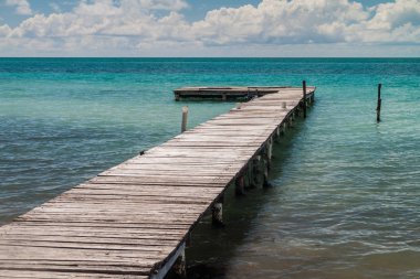 Ahşap iskele adasında Caye Caulker, Belize