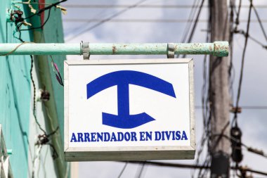 'Arrendador en Divisa' Casa özellikle (özel aile yanı) Küba'da yabancıların oturum açın. Aile yanı evleri Kübalılar için farklı renk var.