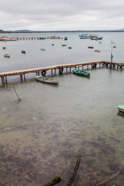 Gibara, Küba - 29 Ocak 2016: Tekneler bir Harbor Gibara Köyü, Küba