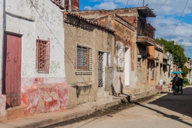 Camagüey, Cuba - 25 Ocak 2016: Camagüey bir sokakta Dilipitated evleri hat.