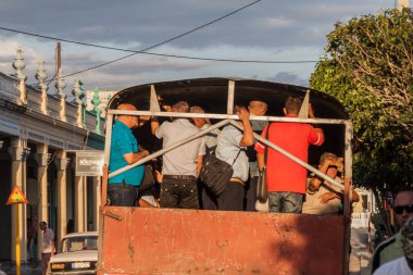 Las Tunas, Cuba - 27 Ocak 2016: İnsanlarla bir kamyon Las Tunas yolculuk. Küba'da kamyon kez yolcu taşımak.
