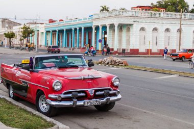 Cienfuegos, Cuba - 10 Şubat 2016: Vintage Dodge araba Paseo del Prado Street Cienfuegos, Cuba.