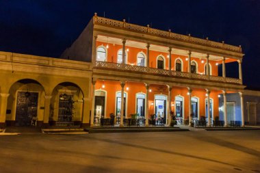 Remedios, Küba - 12 Şubat 2016: Parque Marti meydanına Remedios Town, Küba, evlerin gece görünümü