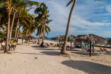 Playa vızıldamak, Küba - 9 Şubat 2016: Turist Playa vızıldamak Trinidad, Küba yakınındaki kumsalda güneşlenmek