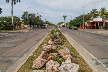 Cienfuegos, Cuba - 11 Şubat 2016: Calle 37 görünümü street Cienfuegos, Küba.