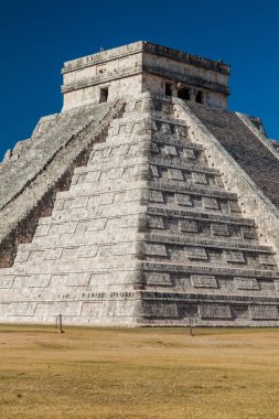 Maya arkeolojik sit Chichen Itza, Meksika içinde piramit tüylü yılan