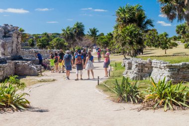 Tulum, Mexio - 29 Şubat 2016: Tulum, Meksika antik Maya şehir kalıntıları turist ziyaret.