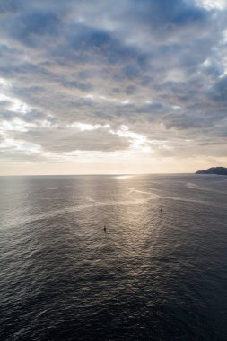 Deniz ve bulutlu gökyüzü  