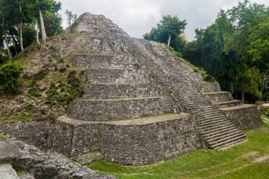 Kuzey Acropolis adlı sit alanı Yaxha, Guatemala, piramit