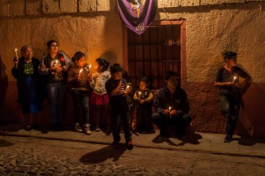 Antigua, Guatemala - 27 Mart 2016: Seyirci Paskalya Pazar Antigua Guatemala City gece alayı.