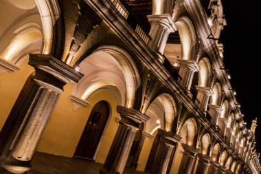 Gece görünümü Palacio de Los Capitanes Generales (Aziz kaptanları genel) Antigua, Guatemala.