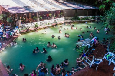 Fuentes Georginas, Guatemala - 22 Mart 2016: Funtes Georginas insanlar bir termal yüzme havuzu.