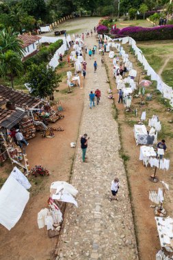 Manaca Iznaga, Küba - 9 Şubat 2016: Valle de los Ingenios Valley yakınındaki Trinidad, Küba Iznaga köyde Hediyelik eşya tezgahları