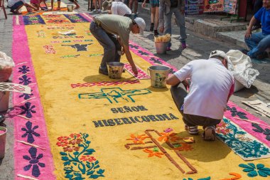 Panajachel, Guatemala - 25 Mart 2016: İnsanlar Panajachel Köyü, Guatemala'Paskalya halı süslemeleri.
