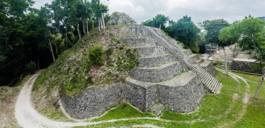 Kuzey Acropolis adlı sit alanı Yaxha, Guatemala, piramit