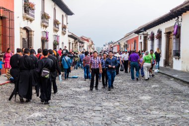 Antigua, Guatemala - 25 Mart 2016: Şehirde Antigua Guatemala, Guatemala sokakta insanların kalabalıklar.