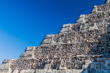 Piramit tüylü yılan Maya arkeolojik sit Chichen Itza, Meksika adımları detay