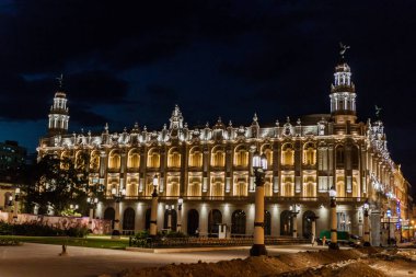 Havana, Küba - 22 Şubat 2016: Gece görünümü Gran Teatro de La Habana (büyük tiyatro Havana binanın)