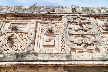 Rahibenin Quadrangle (Cuadrangulo de las Monjas) bina kompleksinde antik Maya şehir Uxmal, Meksika kalıntıları, ayrıntılı oymalar