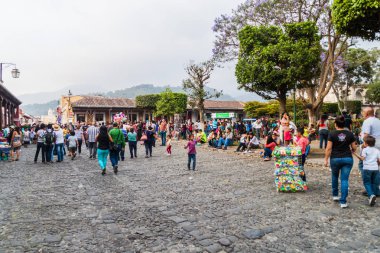 Antigua, Guatemala - 25 Mart 2016: Plaza Mayor Meydanı şehirde Antigua Guatemala, Guatemala nda insanların kalabalıklar.