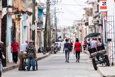 Camagüey, Cuba - 26 Ocak 2016: Camagüey merkezi Street hayatta