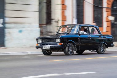 Havana, Küba - 21 Şubat 2016: Vintage otomobil sürmek Havana'da sokakta.