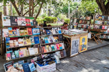 Havana, Küba - 22 Şubat 2016: Hediyelik eşya tezgahları Plaza de Armas Meydanı Havana '.