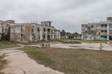 Dilipitated beton blok daireler Gibara Köyü, Küba