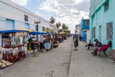 Cienfuegos, Cuba - 10 Şubat 2016: Cienfuegos, Cuba Hediyelik eşya pazarında.