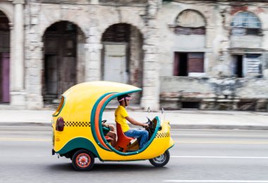 Havana, Küba - 22 Şubat 2016: Coco taksi sürmek ünlü sahil sürücü Malecón boyunca Havana