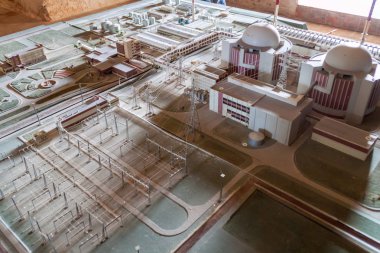 Castillo De Jagua, Küba - 12 Şubat 2016: Modeli terk edilmiş Juragua nükleer santral Castillo de Jagua bir şatoda, Küba