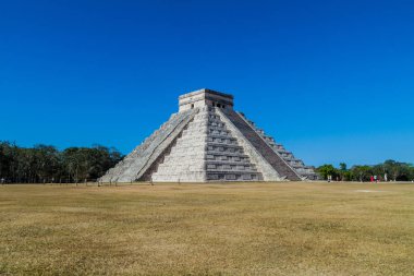 Chichen Itza, Meksika - 26 Şubat 2016: Piramit tüylü yılan Maya arkeolojik sit Chichen Itza, Meksika içinde