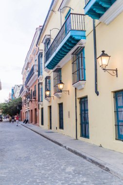 Havana, Küba - 20 Şubat 2016: Eski kolonyal binalar eski Havana'da.