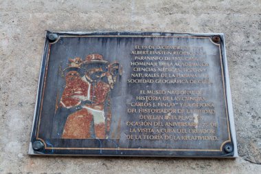 Havana, Küba - 22 Şubat 2016: Plak bilim Tarih Müzesi binasında. Albert Einstein için işleme saygı anısına.