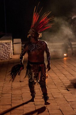 Chichen Itza, Meksika - 25 Şubat 2016: Yerli Maya dansçı performans Chichen Itza ruins yakınındaki.