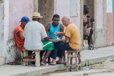 Matanzas, Cuba - 16 Şubat 2016: Matanzas, Cuba ortasına domino oynamaya yerel erkekler